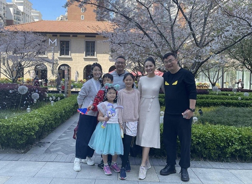 Cả nhà Hoa hậu Hương Giang hội ngộ gia đình một người bạn khi tới Thượng Hải chơi.