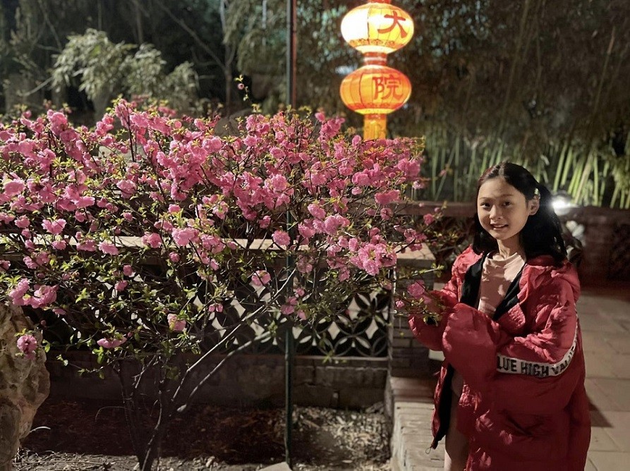 Hoa hậu Hương Giang đưa hai con gái về quê chồng ngắm hoa đẹp mùa Xuân Trung Quốc