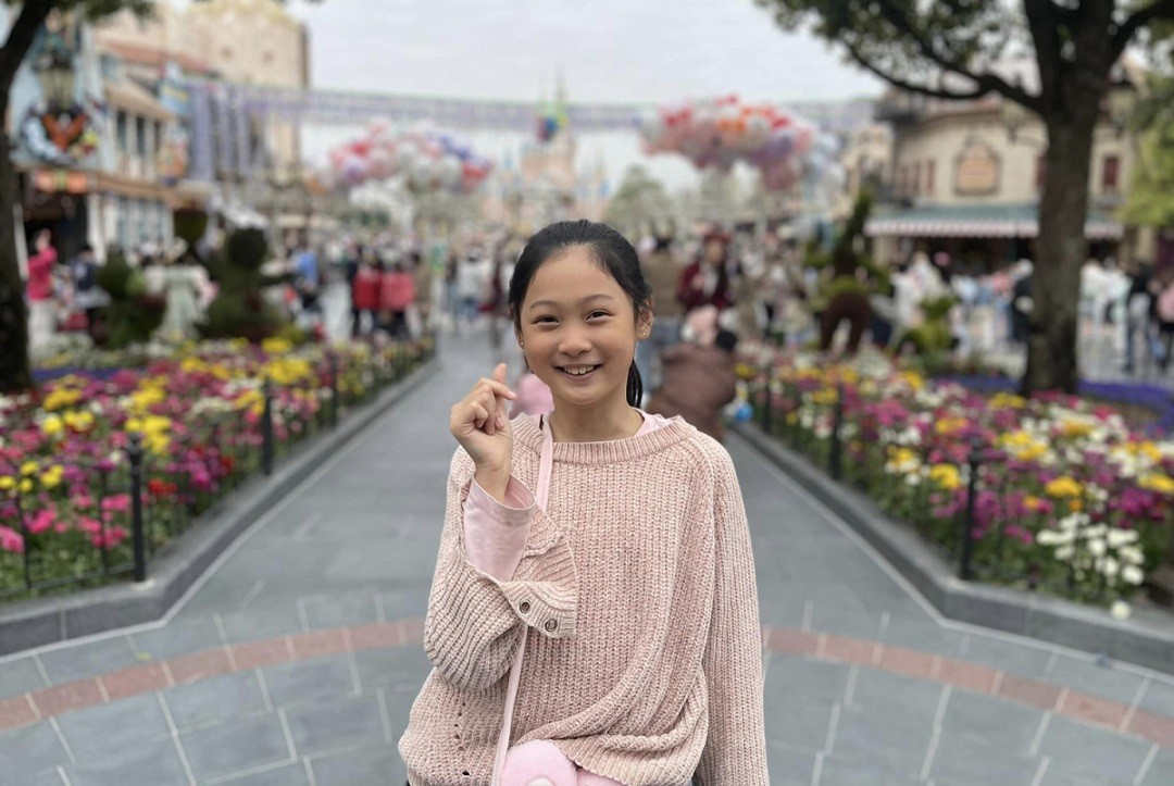 Hoa hậu Hương Giang đưa hai con gái về quê chồng ngắm hoa đẹp mùa Xuân Trung Quốc