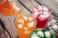 Uống hơn một chai nước ngọt mỗi tuần tăng nguy cơ bệnh tim mạch và tử vong