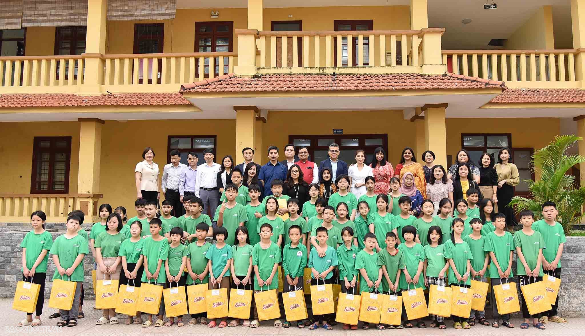 Trao 80 triệu đồng cho trẻ em khuyết tật và bị bỏ rơi tại tỉnh Bắc Ninh