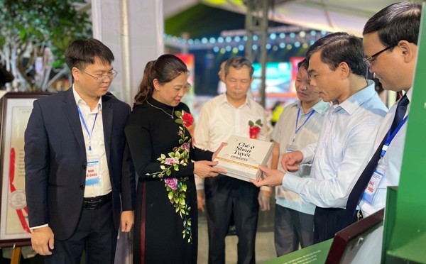 Sản phẩm OCOP “Gạo ruộng rươi” của huyện Kiến Thuỵ được trưng bày tại hội chợ, được quảng bá đến người dân trong và ngoài thành phố. (Nguồn: Kinh tế Nông thôn)/