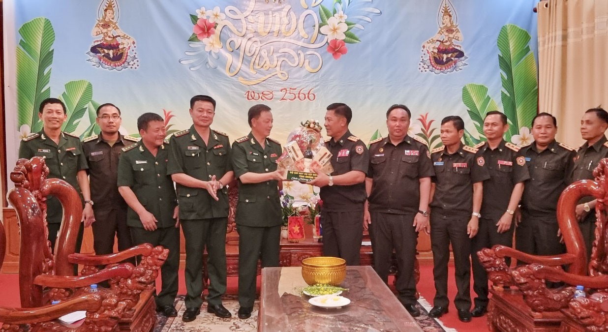 Bộ Chỉ huy BĐBP Quảng Trị thăm, tặng quà, chúc Tết cổ truyền Bộ Chỉ huy Quân sự tỉnh Salavan.