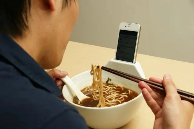 Vừa ăn mì vừa xem smartphone là điều phổ biến tại Nhật Bản, nhưng chủ quán Debu-chan không muốn điều đó (Ảnh minh họa: Giz).