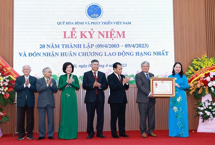 Quỹ Hòa bình và Phát triển Việt Nam đón nhận Huân chương Lao động hạng Nhất