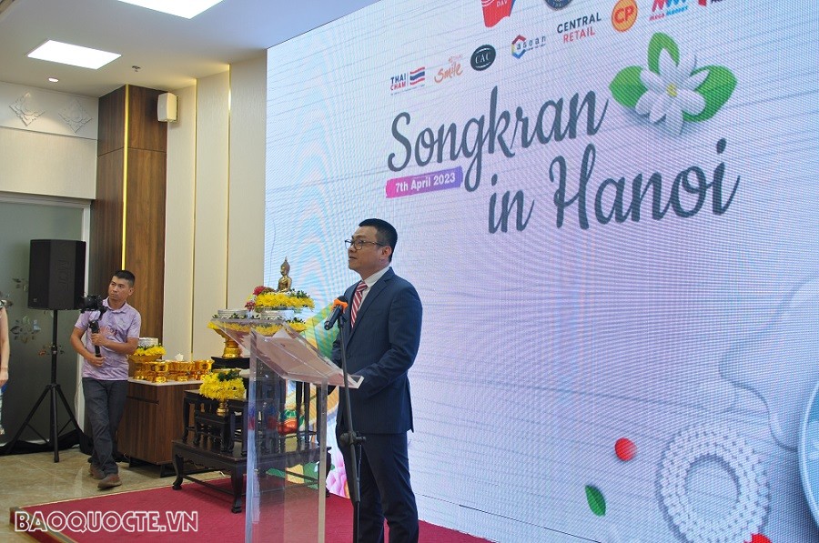 (04.09) Ông Vũ Lê Thái Hoàng, Quyền Viện trưởng Viện Nghiên cứu Chiến lược, Học viện Ngoại giao gửi lời chúc mừng tới Lễ Songkran đầu tiên tại Hà Nội. (Ảnh: Minh Quân) (04.09) Ông Vũ Lê Thái Hoàng, Quyền Viện trưởng Viện Nghiên cứu Chiến lược, Học viện Ngoại giao gửi lời chúc mừng tới Lễ Songkran đầu tiên tại Hà Nội. (Ảnh: Minh Quân)