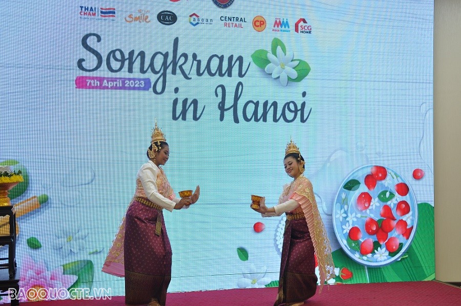 (04.09) Các tiết mục văn nghệ truyền thống, đặc sắc chào mừng Lễ Songkran. (Ảnh: Minh Quân)