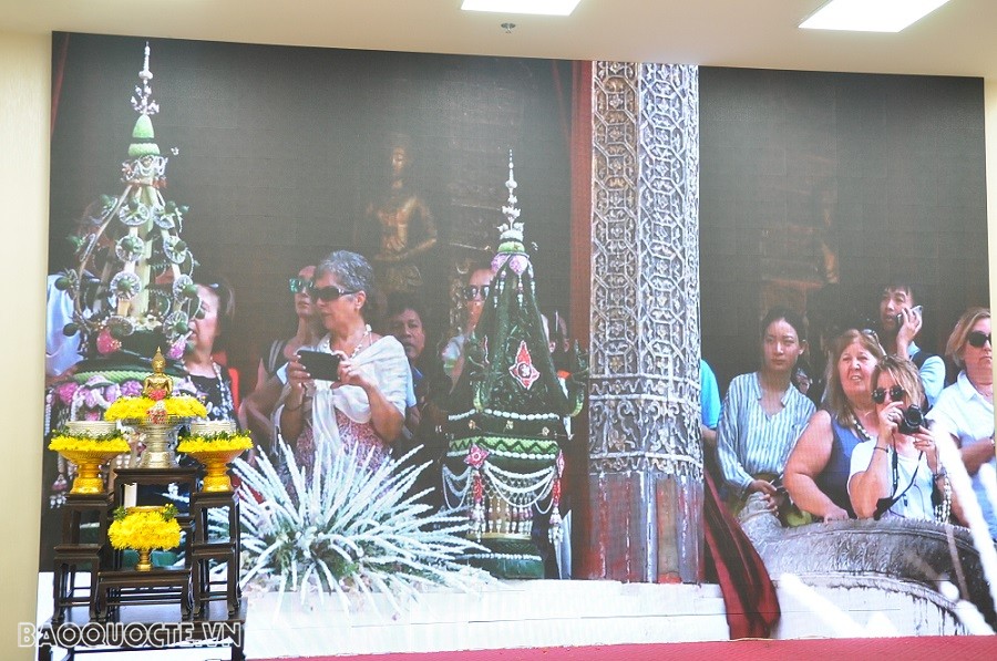 (04.09) Đoạn clip ngắn đã giới thiệu khái quát về nguồn gốc, ý nghĩa của Lễ Songkran đối với người dân Thái Lan. (Ảnh: Minh Quân)