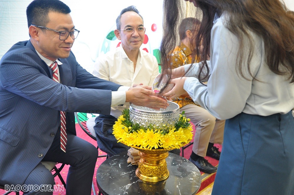 Thú vị lễ hội té nước Songkran tại Học viện Ngoại giao