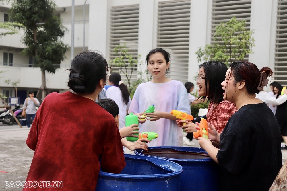 (04.09) Tất nhiên, Lễ Songkran tại Hà Nội không thể thiếu được hoạt động té nước, nghi lễ mang lại may mắn cho những người tham gia. Hoạt động này nhận được sự tham gia của nhiều người, đặc biệt là các bạn trẻ. (Ảnh: Minh Quân)