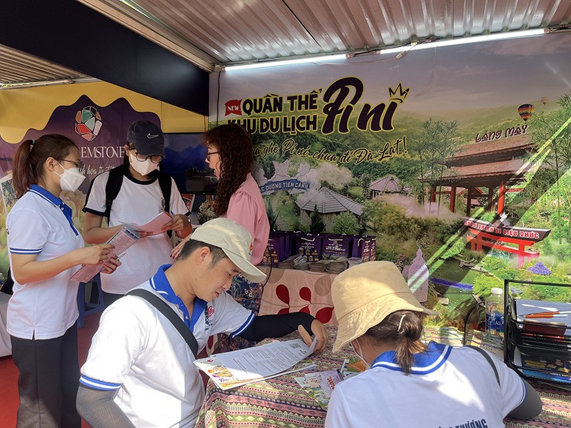 Ngày hội Du lịch TP Hồ Chí Minh: Người dân xếp hàng dài chờ khuyến mãi, mua tour giá rẻ