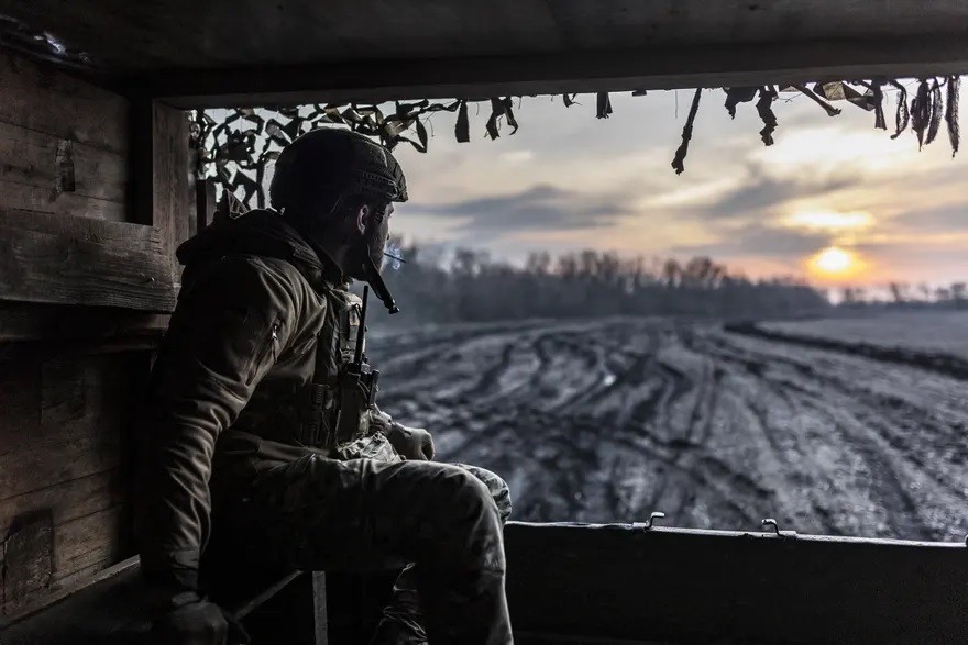 Binh sĩ Ukraine thuộc tiểu đoàn Aidar tới một vị trí pháo binh ở Donetsk. Một cố vấn của Tổng thống Ukraine Zelensky cho biết, Kiev có thể sẵn sàng thảo luận về tương lai của Crimea với Moscow nếu lực lượng của họ tiến đến biên giới bán đảo do Nga kiểm so