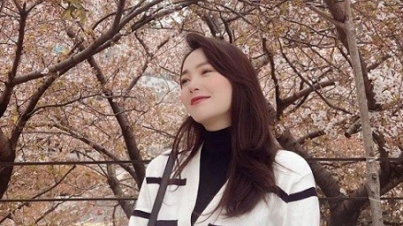 Thời trang ấm áp của Minh Hằng khi đi du lịch ngắm cảnh mùa Xuân Hàn Quốc
