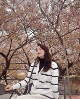 Thời trang ấm áp của Minh Hằng khi đi du lịch ngắm cảnh mùa Xuân Hàn Quốc