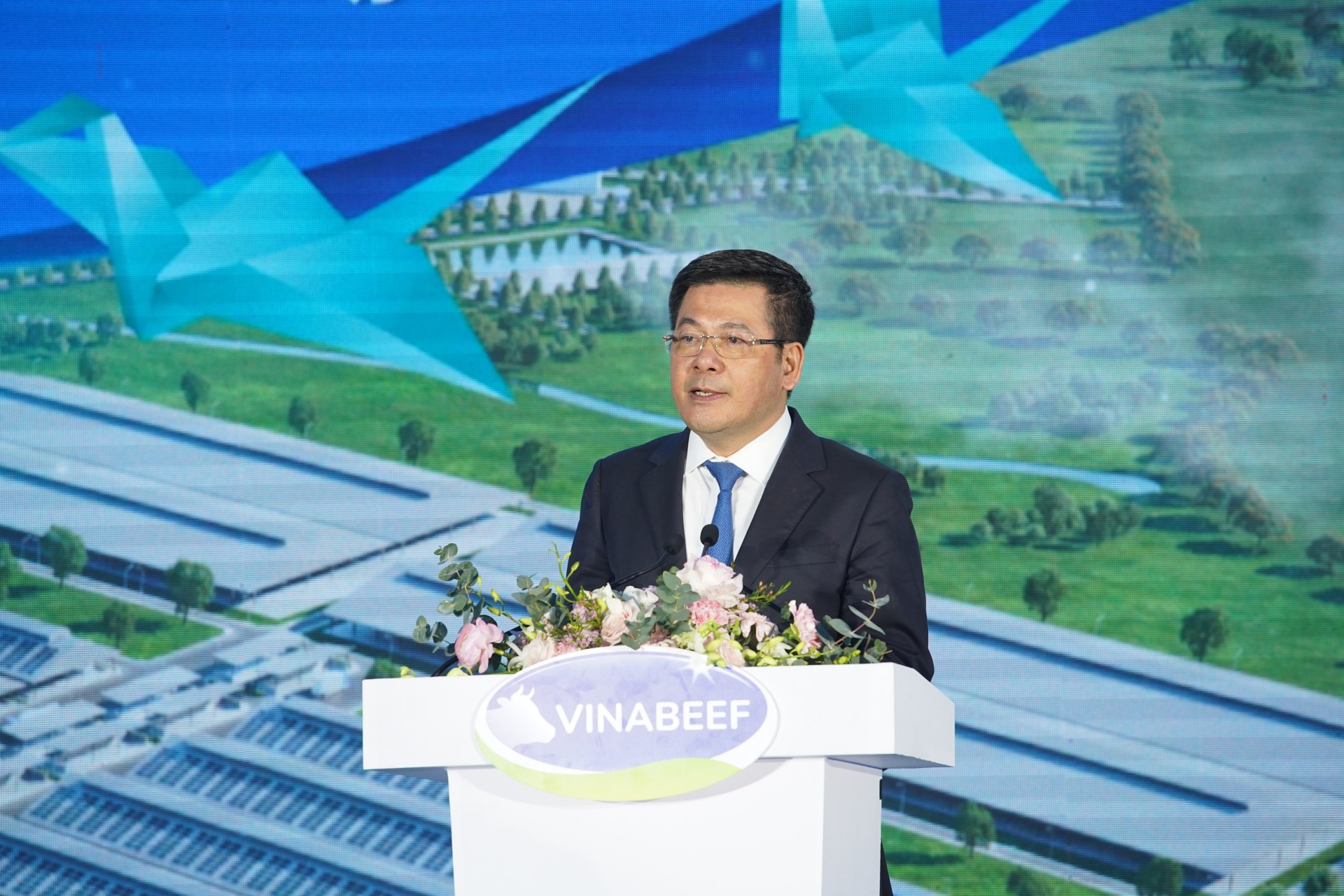 Minister of Industry and Trade Nguyen Hong Dien speaks at the groundbreaking ceremony of the Vinabeef Tam Dao livestock and beef processing complex on March 8