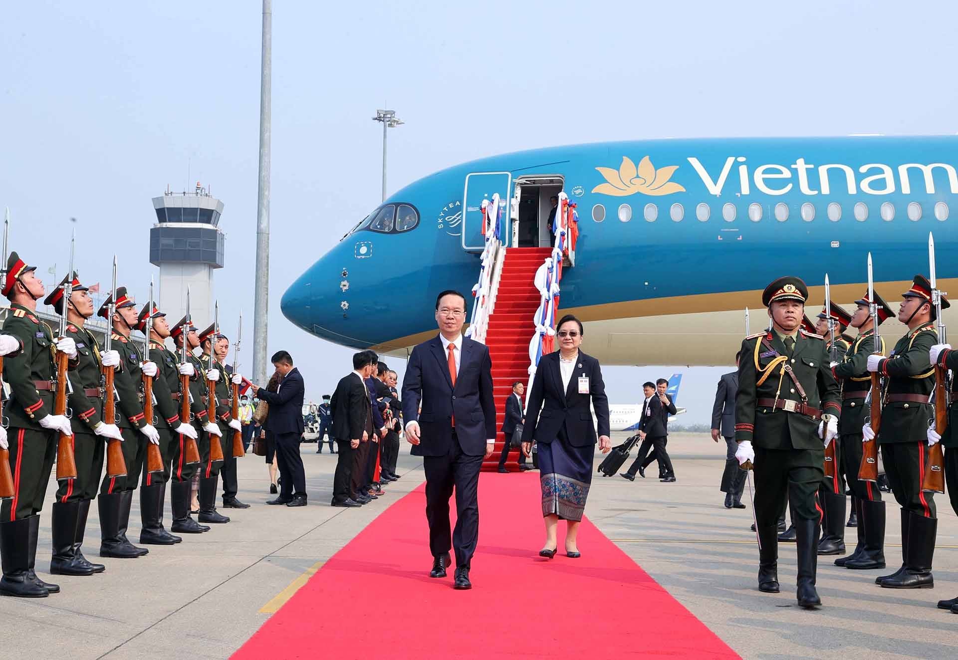 Lễ đón Chủ tịch nước Võ Văn Thưởng tại Sân bay quốc tế Wattay. (Nguồn: TTXVN)