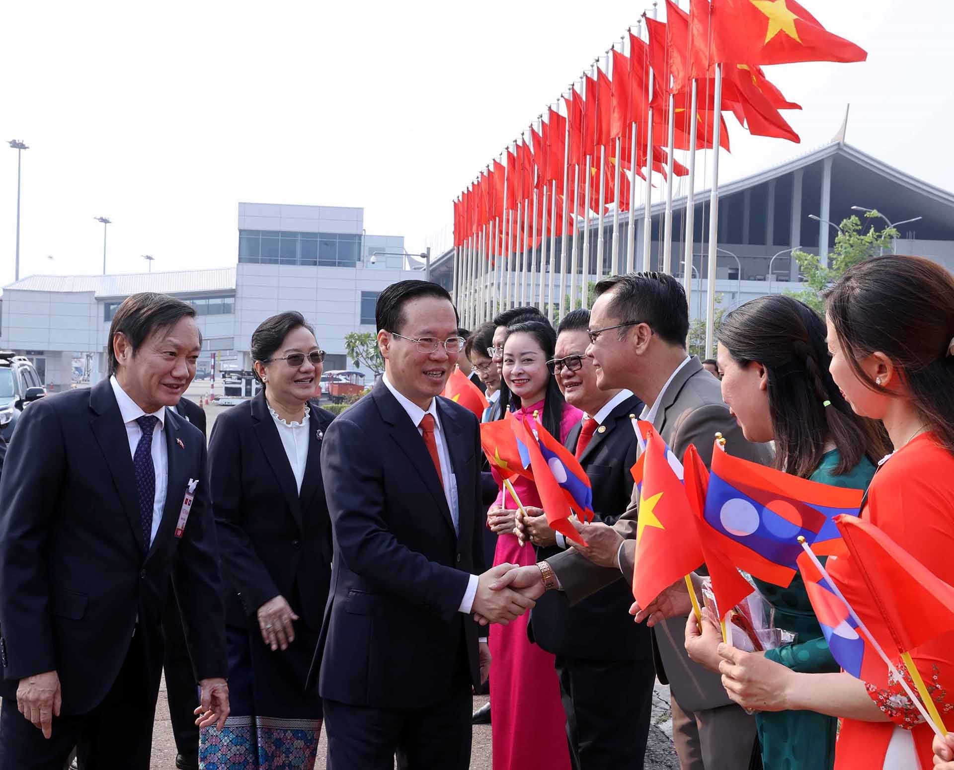 Lễ đón Chủ tịch nước Võ Văn Thưởng tại Sân bay quốc tế Wattay. (Nguồn: TTXVN)