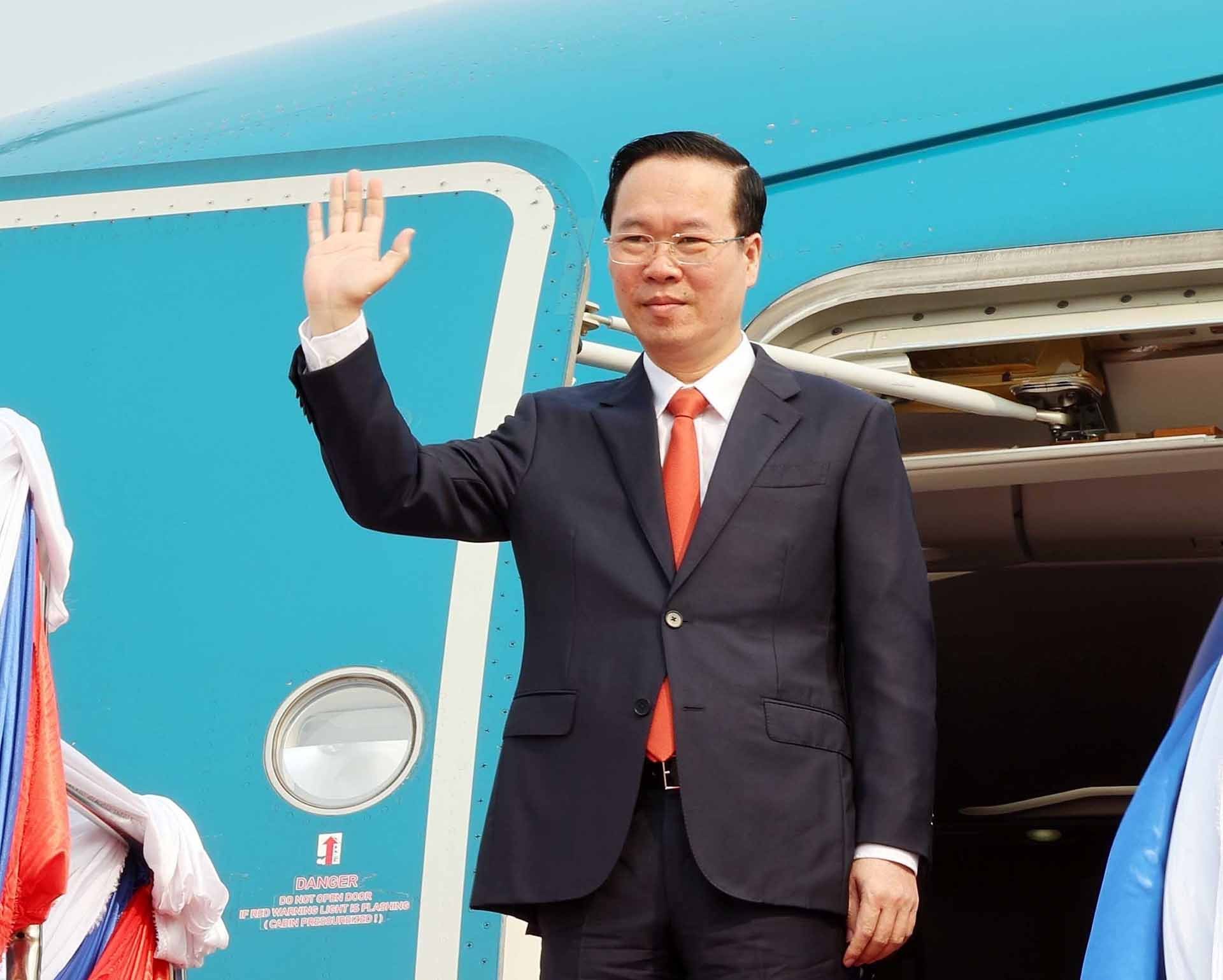 Chủ tịch nước Võ Văn Thưởng đến thủ đô Vientiane, bắt đầu chuyến thăm chính thức nước Cộng hòa dân chủ nhân dân Lào. (Nguồn: TTXVN)