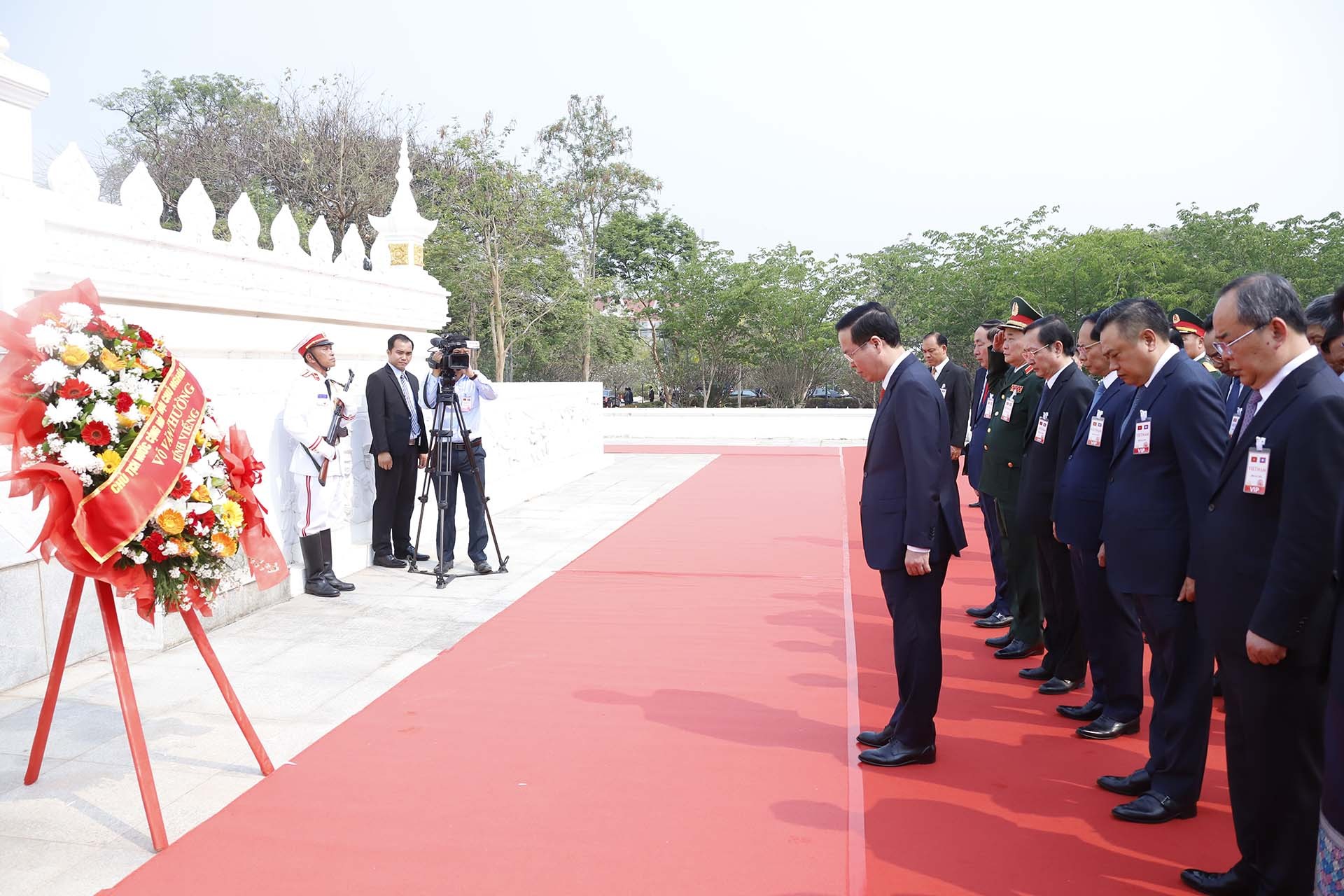 Chủ tịch nước Võ Văn Thưởng đặt vòng hoa tại Đài liệt sỹ vô danh Lào