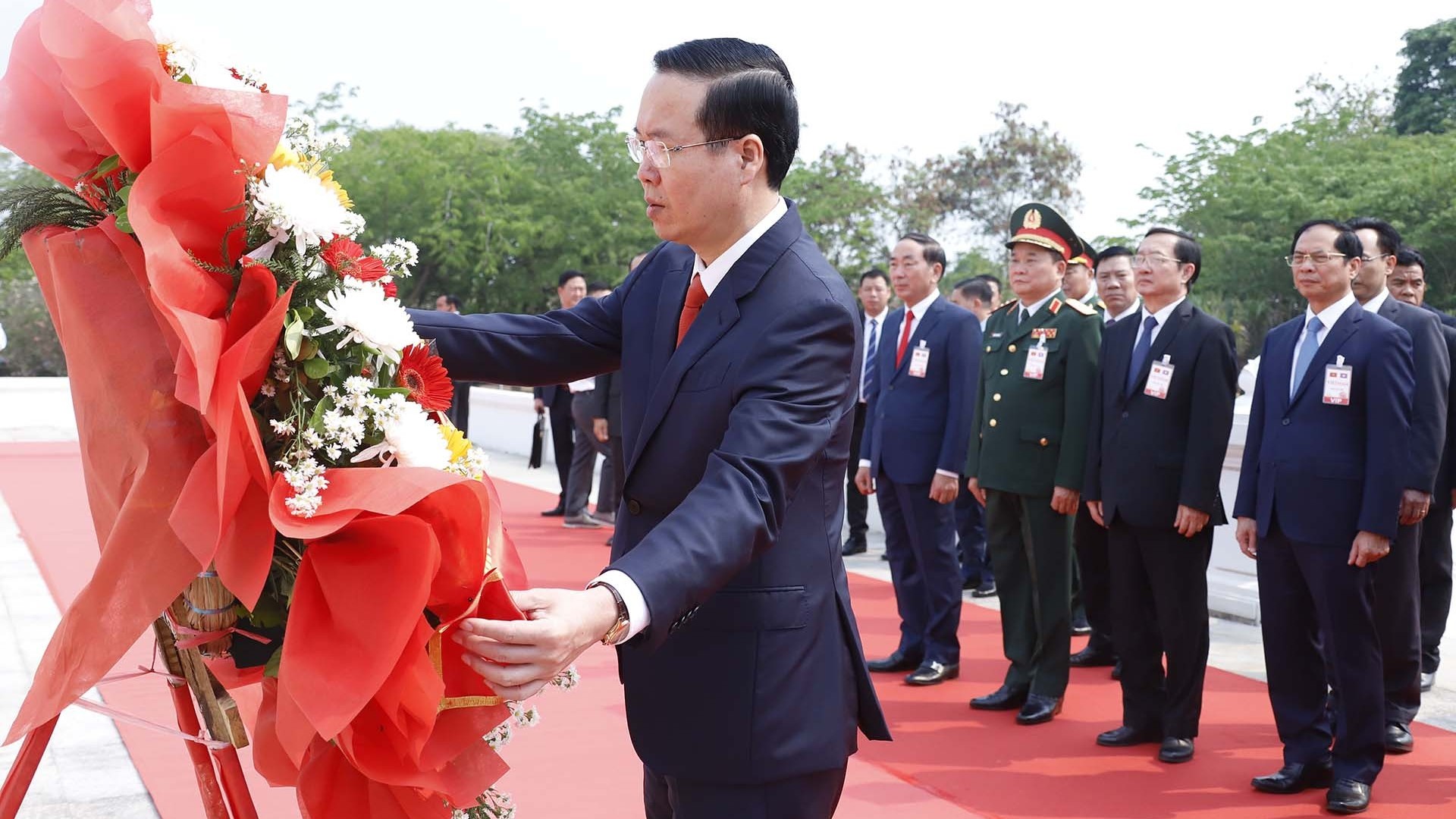Chủ tịch nước Võ Văn Thưởng đặt vòng hoa tại Đài liệt sỹ vô danh Lào