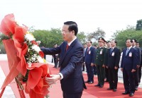 Chủ tịch nước Võ Văn Thưởng đặt vòng hoa tại Đài liệt sỹ vô danh Lào
