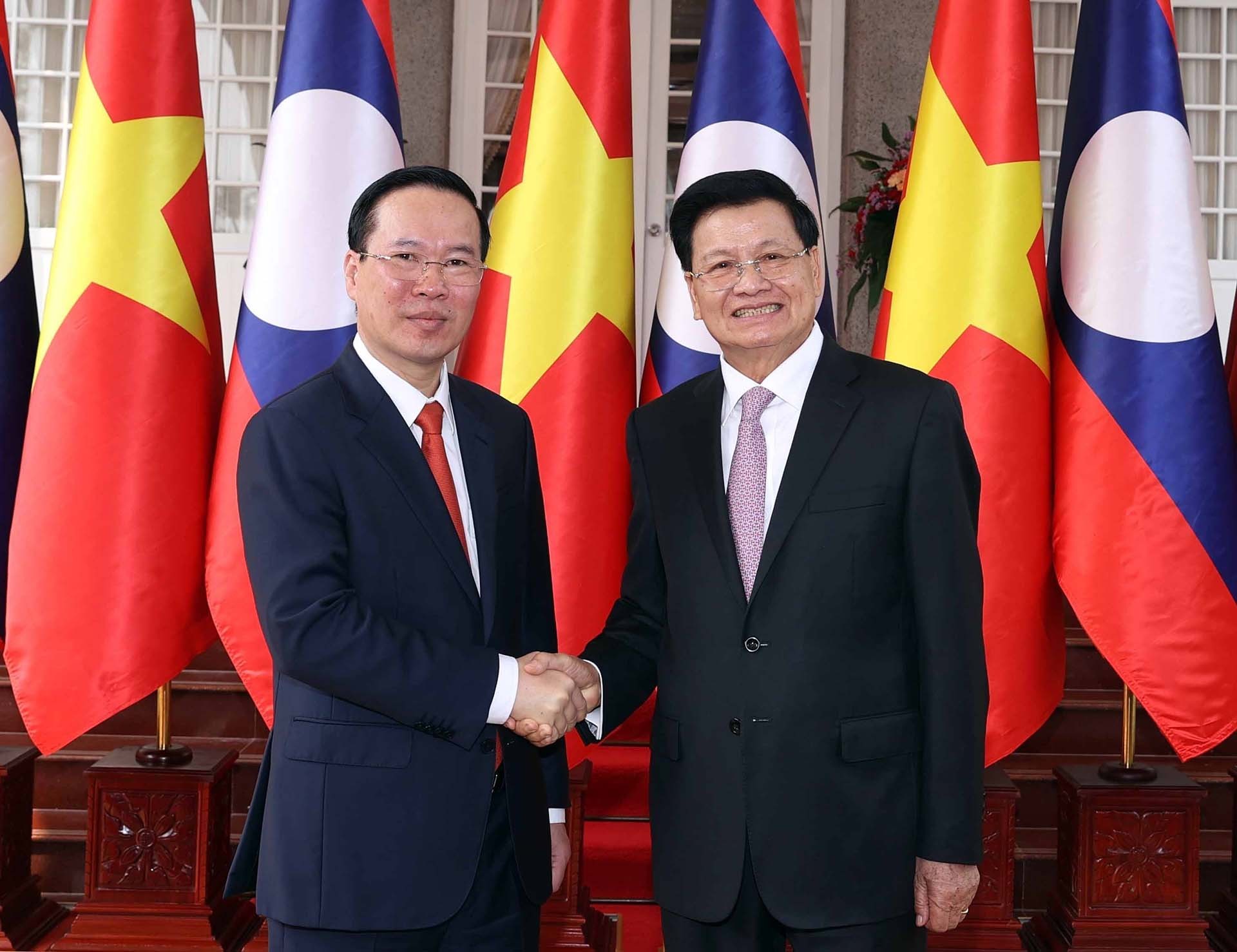 Chủ tịch nước Võ Văn Thưởng và Tổng Bí thư, Chủ tịch nước Lào Thongloun Sisoulith tại lễ đón. (Nguồn: TTXVN)