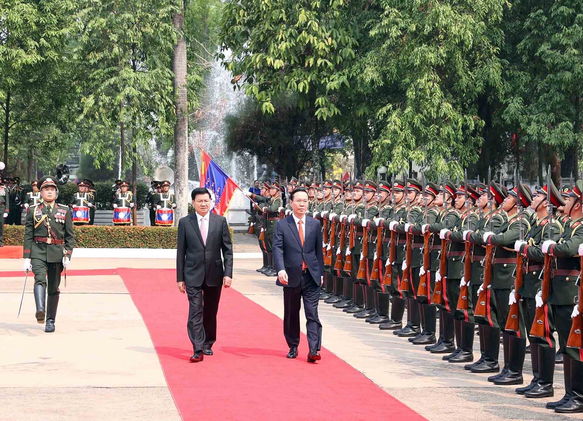 Chủ tịch nước Võ Văn Thưởng và Tổng Bí thư, Chủ tịch nước Lào Thongloun Sisoulith duyệt đội danh dự. (Nguồn: TTXVN) Chủ tịch nước Võ Văn Thưởng và Tổng Bí thư, Chủ tịch nước Lào Thongloun Sisoulith duyệt đội danh dự. (Nguồn: TTXVN)