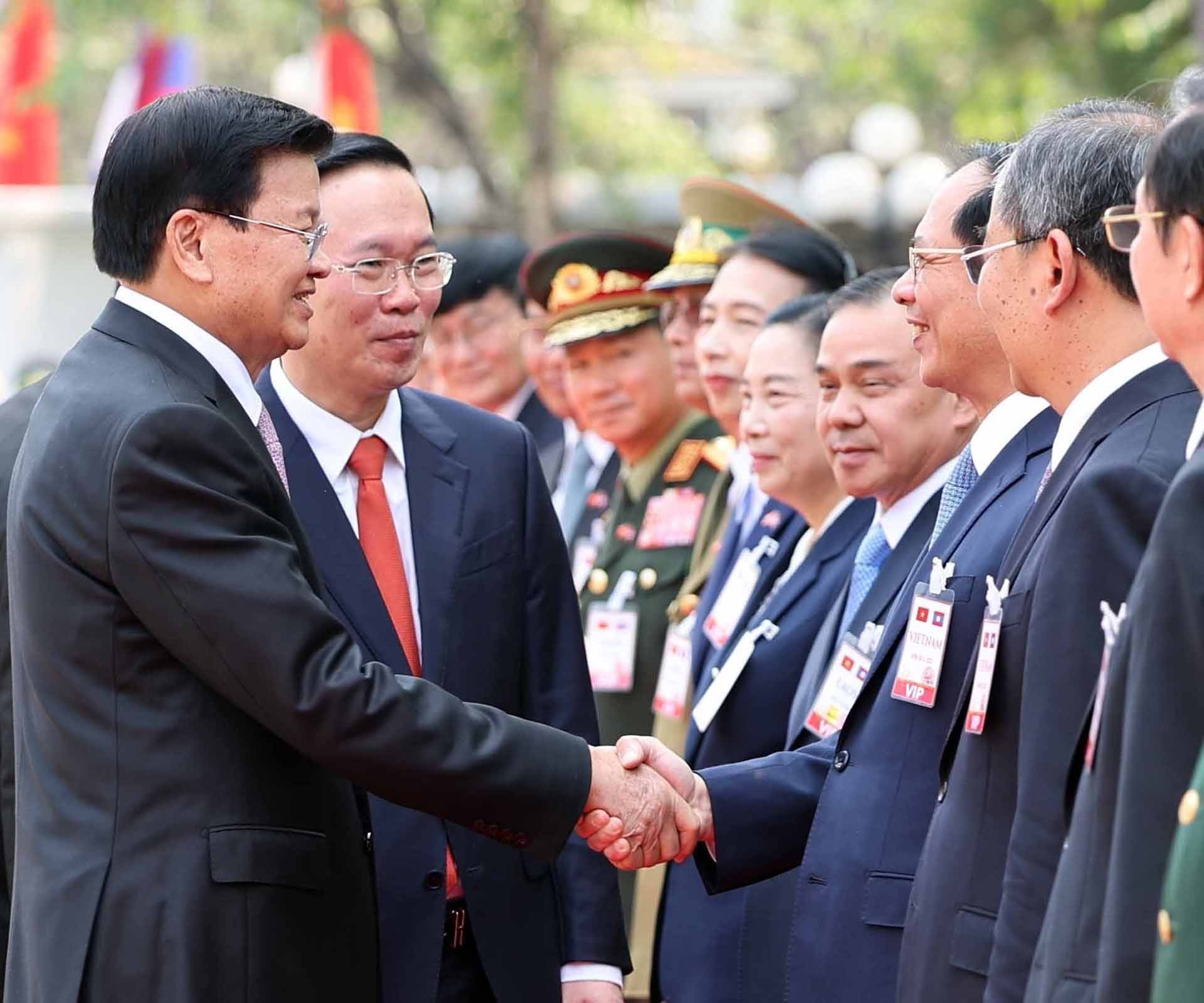 Tổng Bí thư, Chủ tịch nước Lào Thongloun Sisoulith với các thành viên chính thức Đđàn đại biểu cấp cao Việt Nam. (Nguồn: TTXVN)