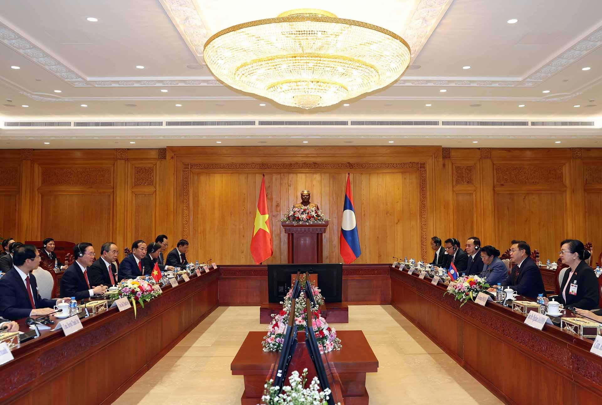 Chủ tịch nước Võ Văn Thưởng hội kiến Chủ tịch Quốc hội Lào Saysomphone Phomvihan. (Nguồn: TTXVN) Chủ tịch nước Võ Văn Thưởng hội kiến Chủ tịch Quốc hội Lào Saysomphone Phomvihan. (Nguồn: TTXVN)