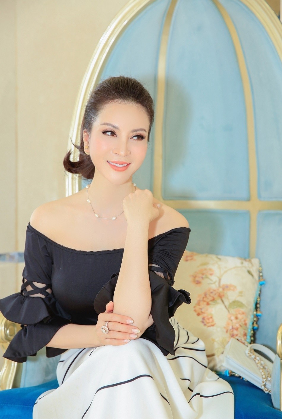 MC Thanh Mai hướng dẫn chọn trang phục tông màu đen trắng cơ bản mà vẫn xinh đẹp nổi bật