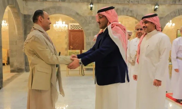 Mahdi al-Mashat (l), chủ tịch hội đồng chính trị của Houthis, gặp Muhammad al-Jaber, đại sứ Saudi tại Yemen, tại Sana'a vào thứ Bảy. Ảnh: TShutterstock