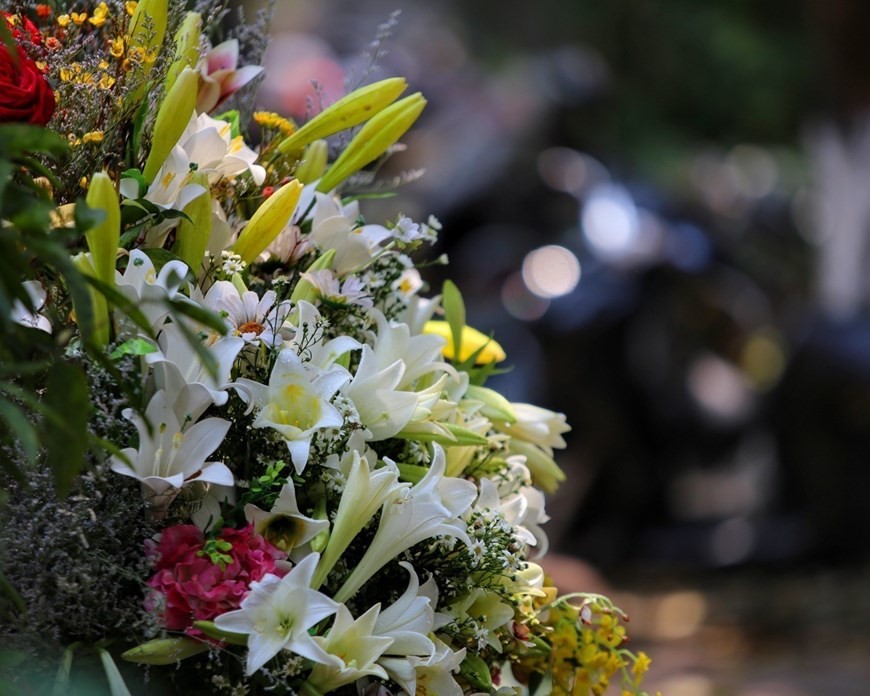 The vibrant Hanoi in early summer suddenly becomes much more poetic and romantic thanks to the presence of Easter lily vendors. (Photo: VNA)