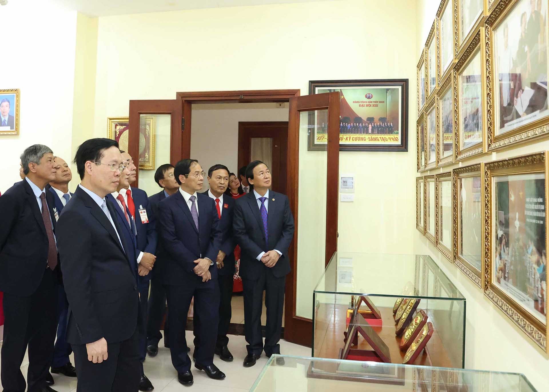 Chủ tịch nước gặp cán bộ nhân viên cơ quan đại diện Việt Nam cùng đại diện doanh nghiệp và cộng đồng người Việt tại Lào