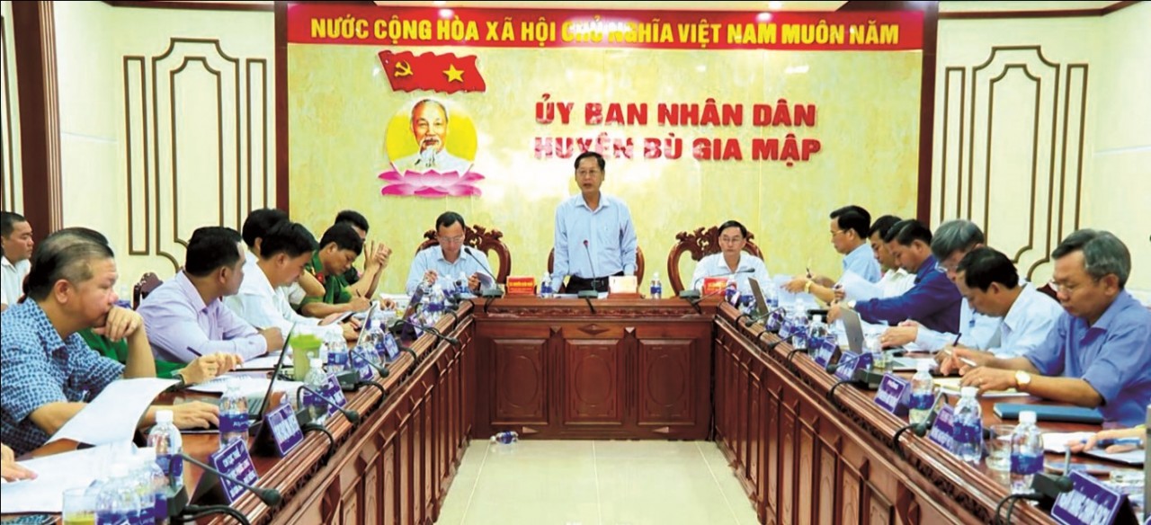 Chủ tịch UBND huyện Đoàn Văn Thảo và các Phó Chủ tịch UBND huyện Nguyễn Xuân Hoan, Tạ Hồng Quảng chủ trì họp thành viên UBND huyện mở rộng.