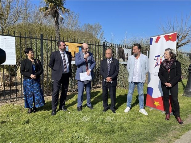 Participants at the opening of the exhibition (Photo: VNA)