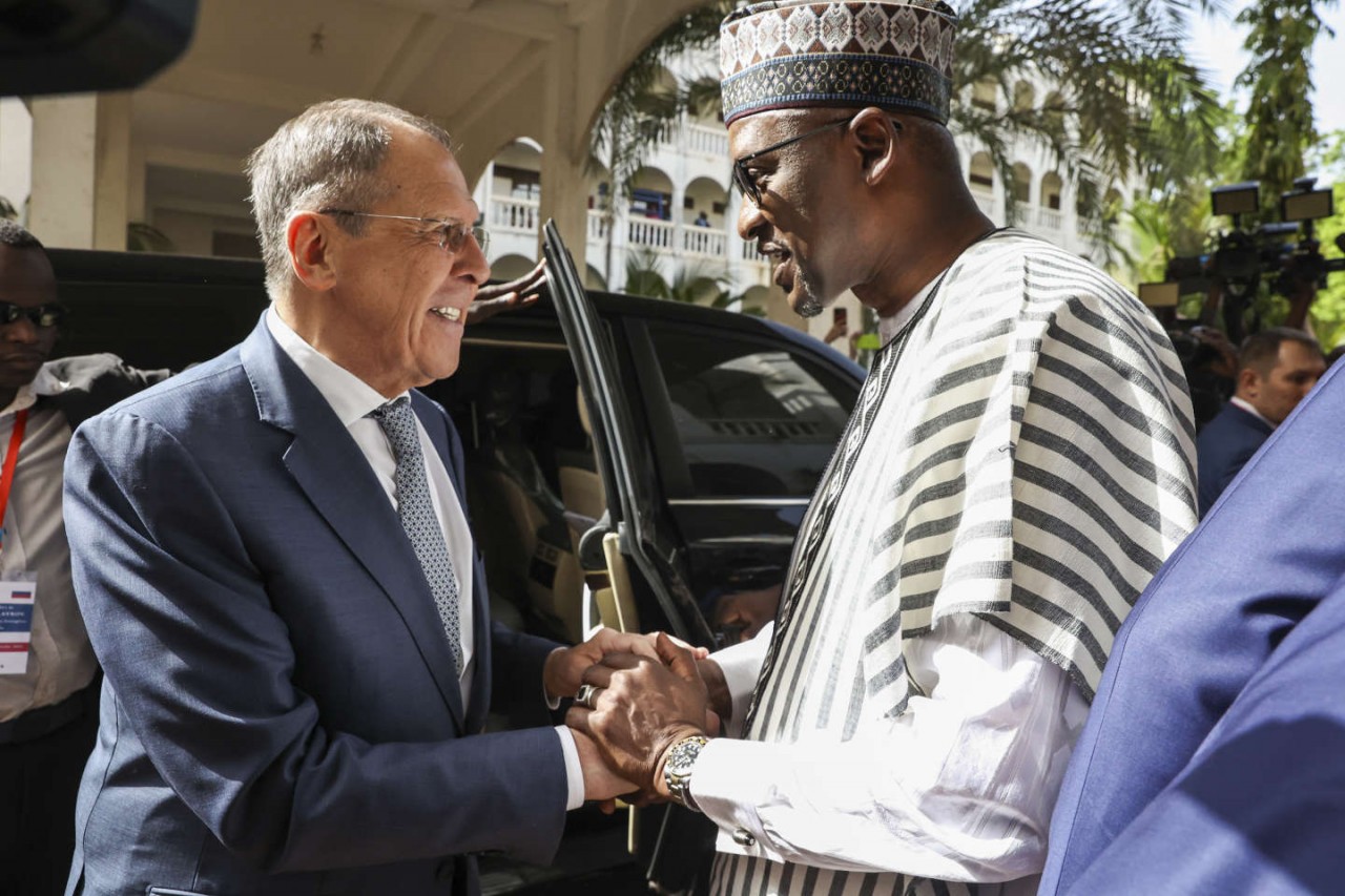 (04.11) Ngoại trưởng Nga Sergei Lavrov gặp gỡ người đồng cấp châu Phi Aboulaye Diop ngày 7/2/2023 tại Mali. (Nguồn: AP)