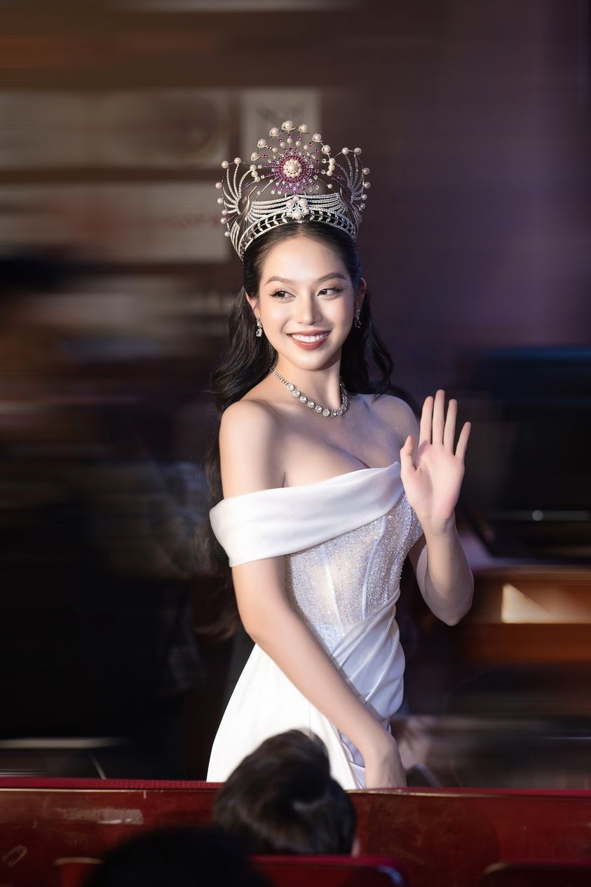 Hoa hậu Thanh Thủy đẹp lạnh lùng bên 'đàn chị' Đỗ Thị Hà