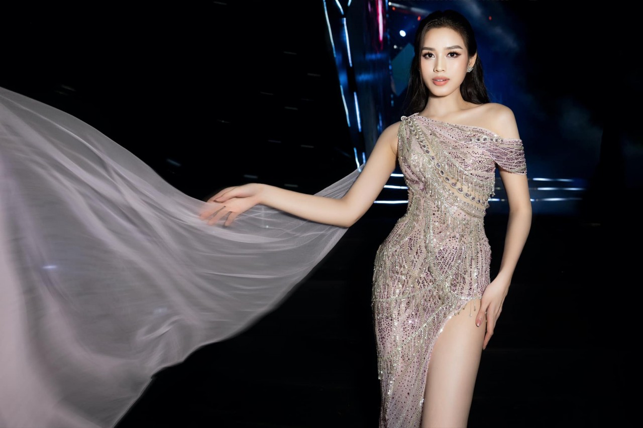 Hoa hậu Thanh Thủy đẹp lạnh lùng bên 'đàn chị' Đỗ Thị Hà