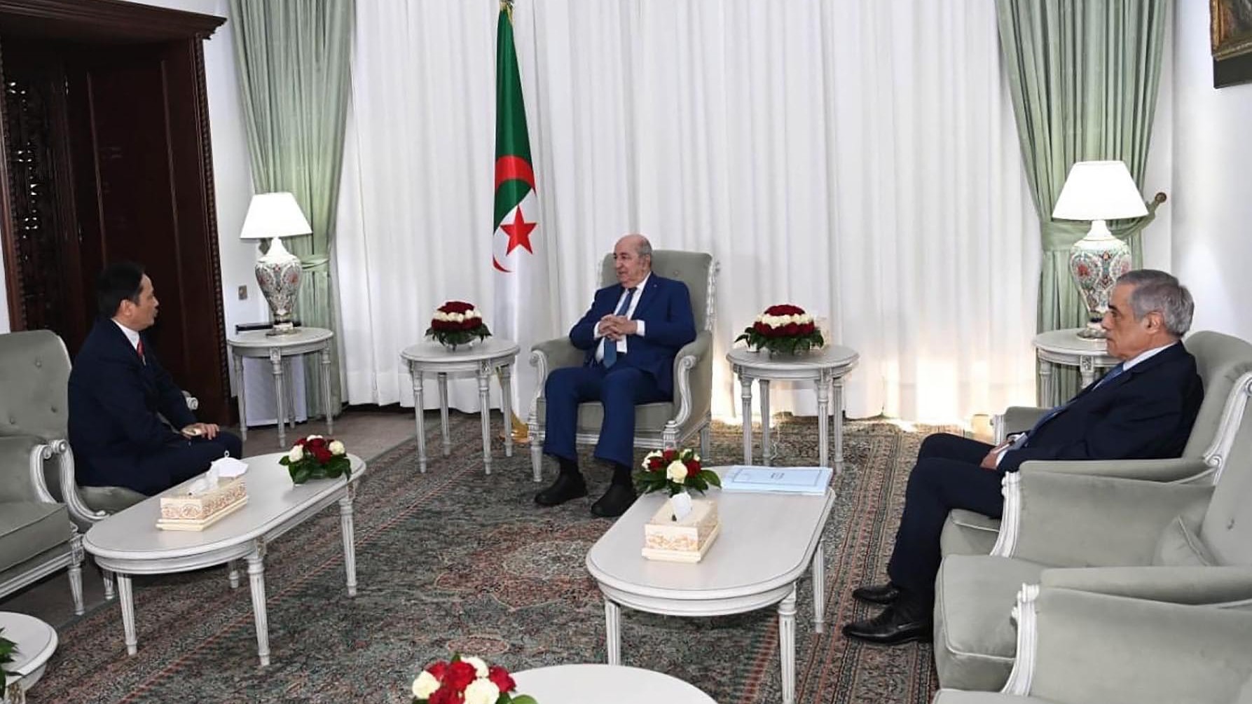Đại sứ Nguyễn Thành Vinh chào từ biệt Tổng thống Algeria nhân dịp kết thúc nhiệm kỳ công tác