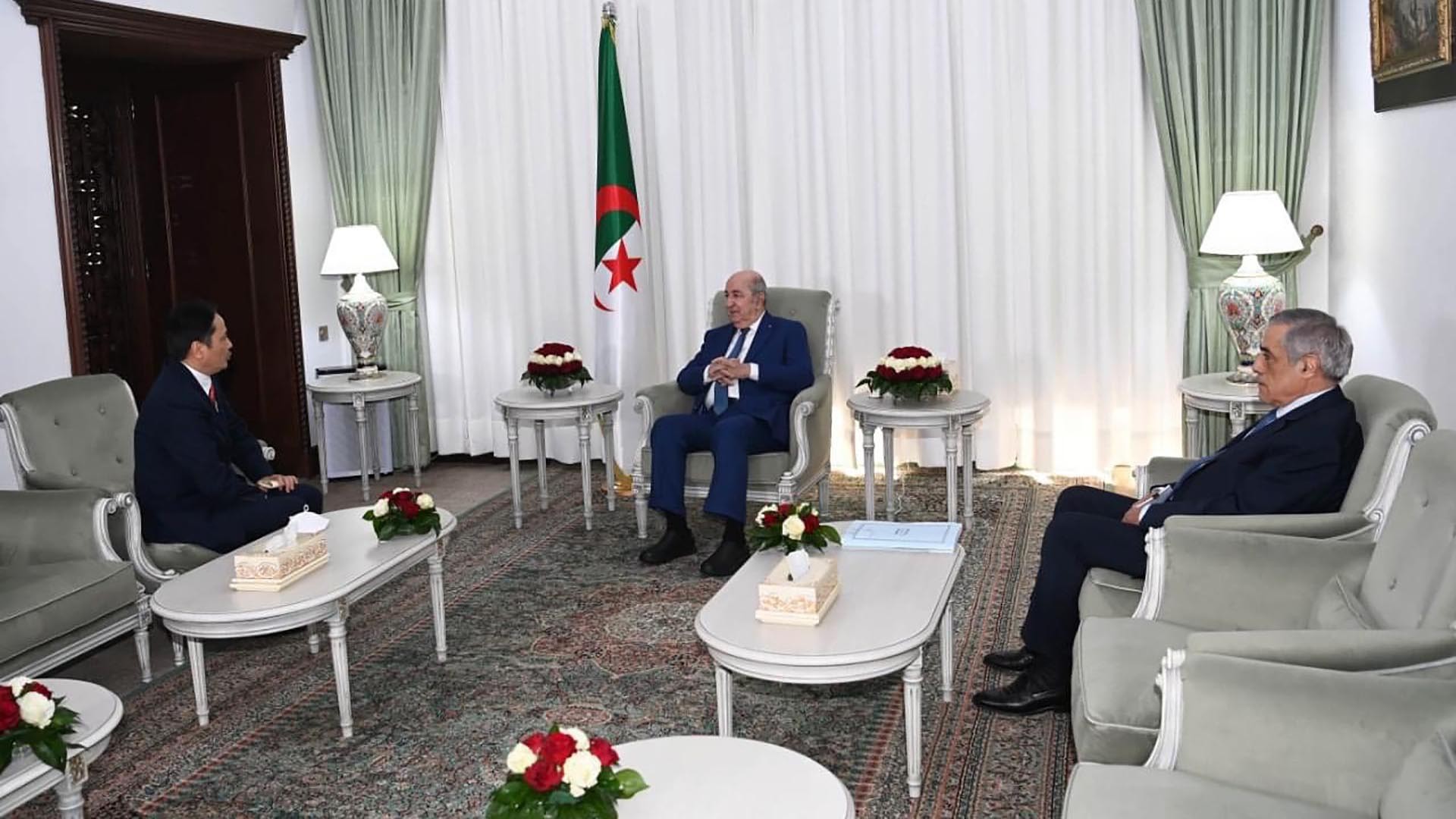 Tổng thống Algeria Abdelmadjid Tebboune tiếp Đại sứ Nguyễn Thành Vinh chào từ biệt nhân dịp kết thúc nhiệm kỳ công tác.