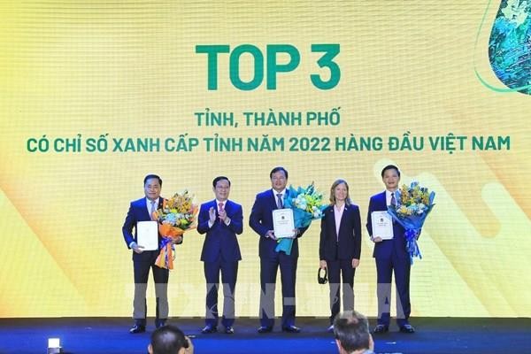 Bắc Ninh nằm troPhó Chủ tịch Thường trực UBND tỉnh Bắc Ninh Vương Quốc Tuấn (bên phải) nhận Giấy chứng nhận tốp 3 tỉnh, thành phố có Chỉ số Xanh cấp tỉnh năm 2022 hàng đầu Việt Nam. (Nguồn: TTXVN)ng tốp 3 cả nước về Chỉ số Xanh cấp tỉnh năm 2022