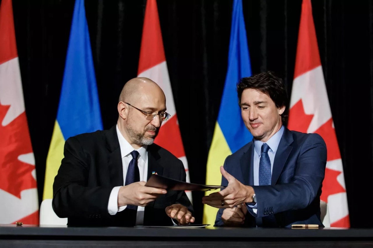 (04.12) Thủ tướng Ukraine Denys Shmyhal và người đồng cấp nước chủ nhà Justin Trudeau tại lễ ký kết văn kiện ngày 4/11 ở Ottawa. (Nguồn: AFP)
