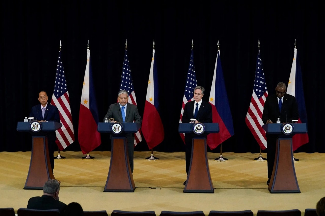 (04.12) Bộ trưởng Quốc phòng, Ngoại trưởng Mỹ và Philippines phát biểu sau đối thoại 2+2 tại Washington D.C. ngày 11/4. (Nguồn: Reuters)