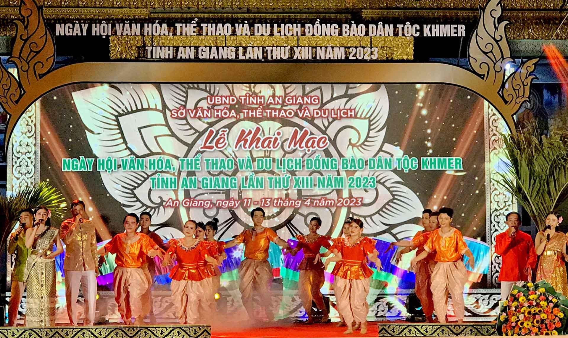Tiết mục múa đậm đà bản sắc dân tộc khai màn ngày hội văn hoá, thể thao và du lịch đồng bào dân tộc Khmer tỉnh An Giang lần thứ XIII năm 2023. (Ảnh: Chiến Khu)