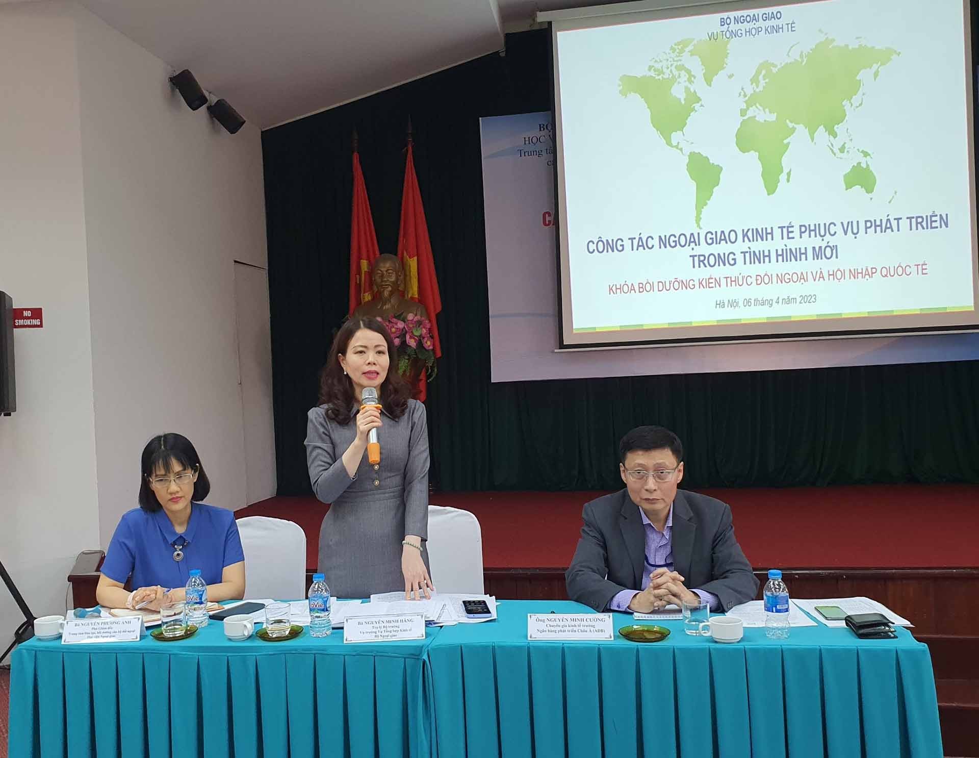 Bà Nguyễn Minh Hằng, Trợ lý Bộ trưởng Ngoại giao, Vụ trưởng Vụ Tổng hợp kinh tế trao đổi về công tác ngoại giao kinh tế phục vụ phát triển trong tình hình mới.