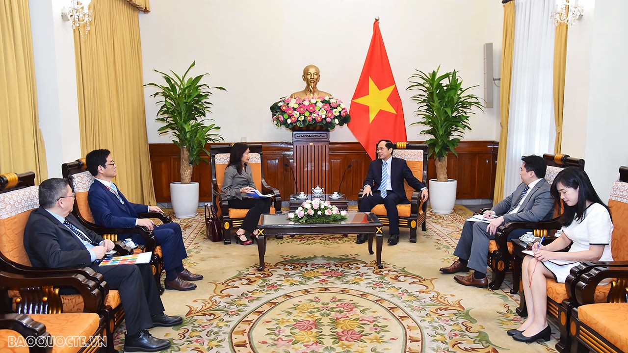 Ngày 12/4/2023, Bộ trưởng Ngoại giao Bùi Thanh Sơn tiếp bà Pauline Tamesis, Điều phối viên thường trú Liên hợp quốc (LHQ) tại Việt Nam. (Ảnh: Tuấn Anh) Bộ trưởng ngoại giao Bùi Thanh Sơn đề xuất 4 ưu tiên thúc đẩy hơn nữa quan hệ hợp tác Việt Nam-Liên hợp quốc