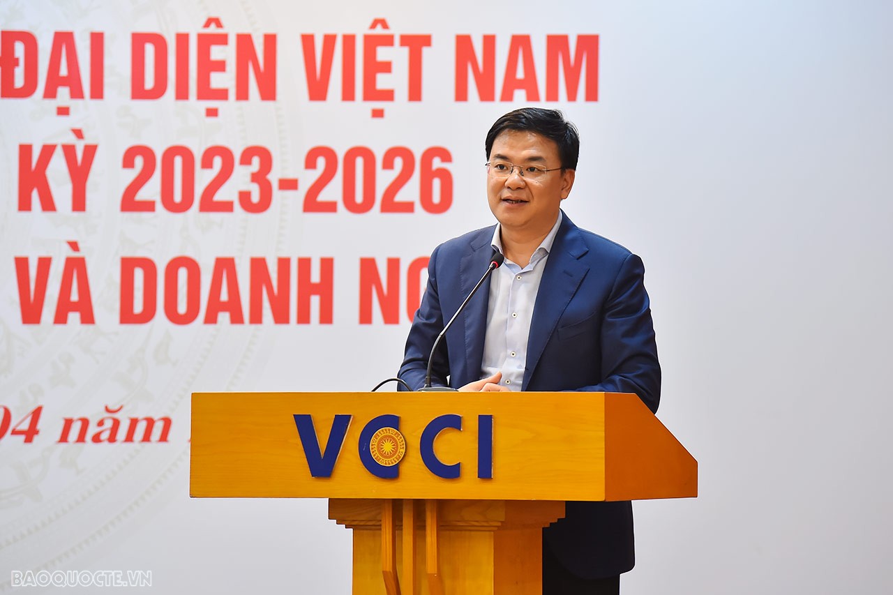 Chiều ngày 12/4, tại Hà Nội, Thứ trưởng Ngoại giao Phạm Quang Hiệu dẫn đầu đoàn Trưởng cơ quan đại diện Việt Nam ở nước ngoài nhiệm kỳ 2023-2026 làm việc với lãnh đạo Liên đoàn Thương mại và Công nghiệp Việt Nam-VCCI, lãnh đạo các hiệp hội và doanh nghiệp