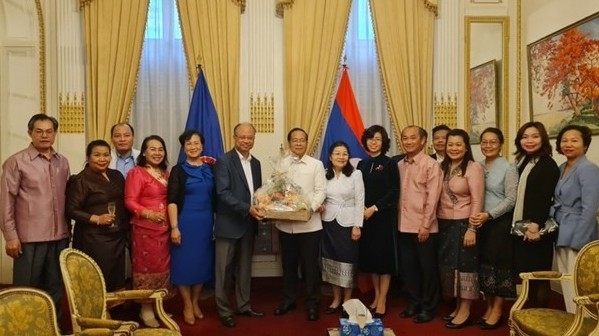 Vietnamese diplomats extend New Year greetings to Lao Embassy in France