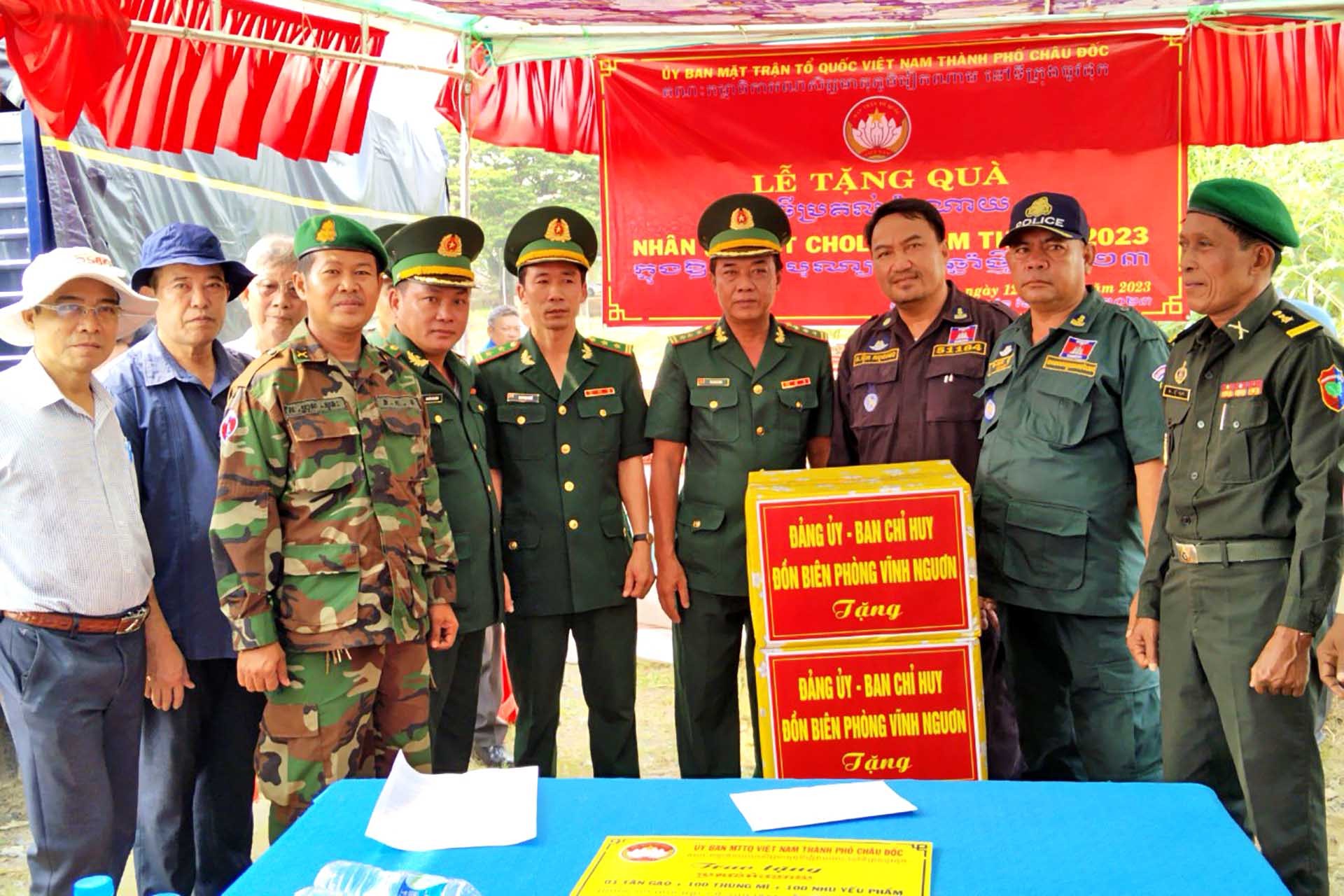 Đồn Biên phòng Vĩnh Nguơn chúc tết và tặng quà cho lực lượng bảo vệ biên giới Campuchia. (Ảnh: Chiến Khu)