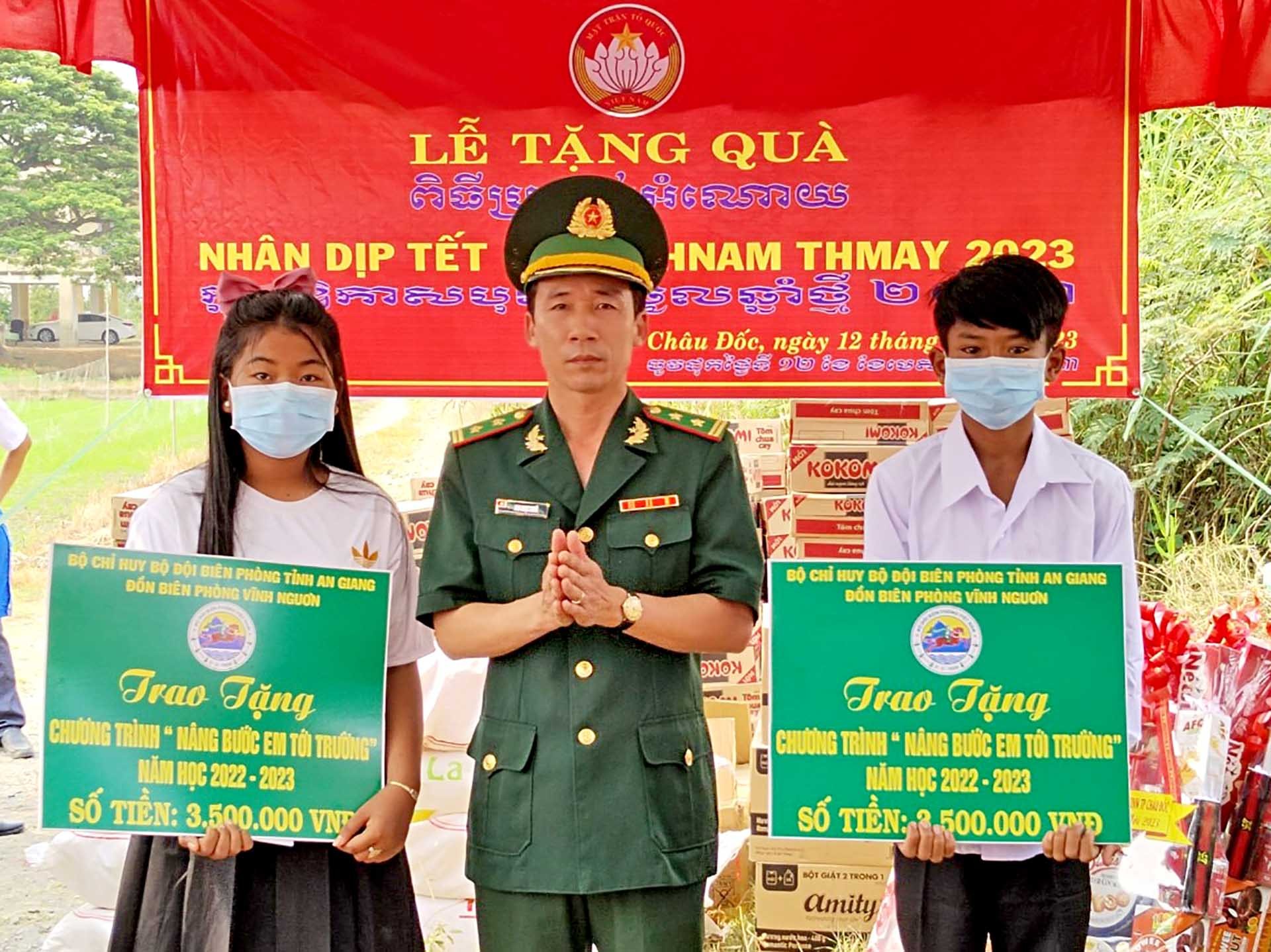 Đồn Biên phòng Vĩnh Nguơn tặng quà cho các em học sinh Campuchia trong Chương trình Nâng bước em tới trường. (Ảnh: Chiến Khu)